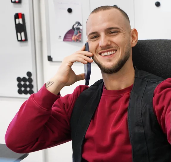 Dachdecker arbeiten an einem Dach in Saarlouis